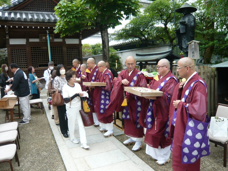 小法話後にお供物の授与