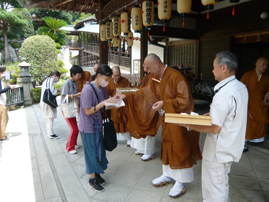 小法話後のお供物の授与