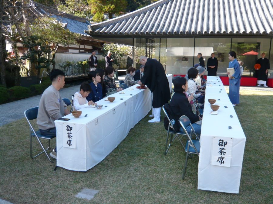 どなた様もお気軽に・・・(僧侶がご接待)