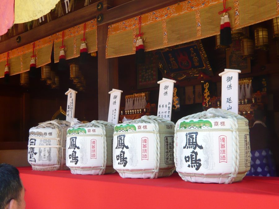 拝殿にお供えの酒樽