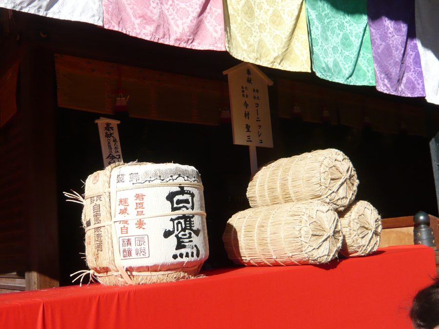 拝殿にお供えの酒樽と米俵
