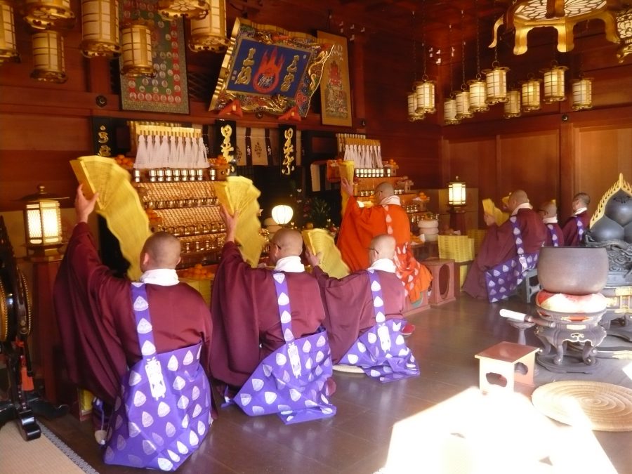 拝殿での大般若経転読法要