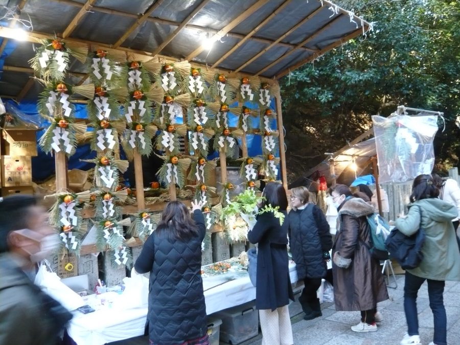 賑わう参道のしめ縄屋さん