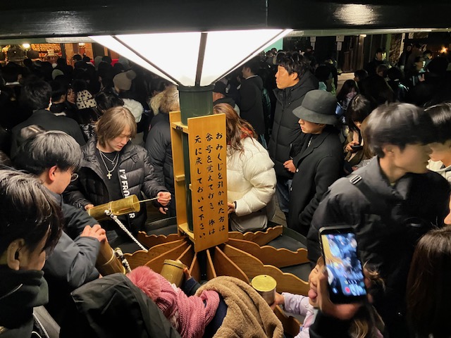 おみくじを引かれる方々