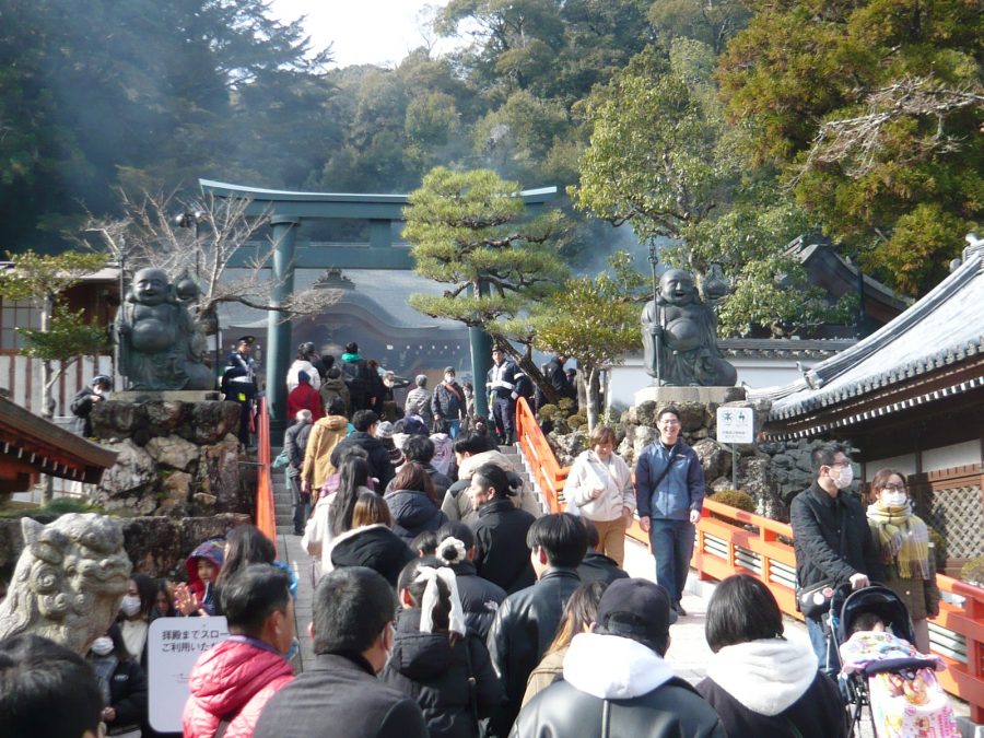 多くの方が拝殿に