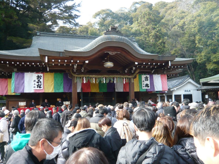 拝殿でお札、吉兆をお求めに