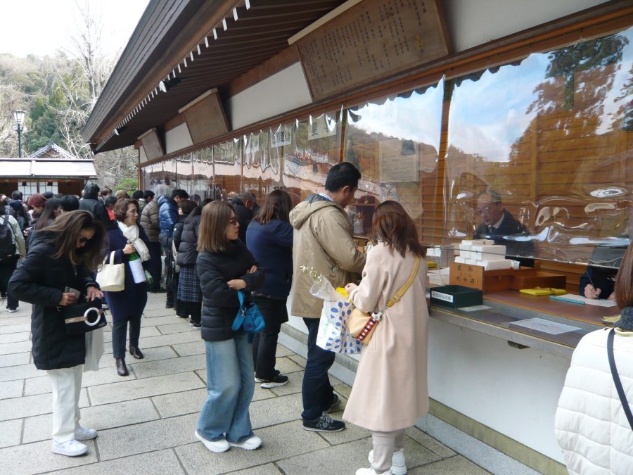 お守りなどの授与品を受けられる方々