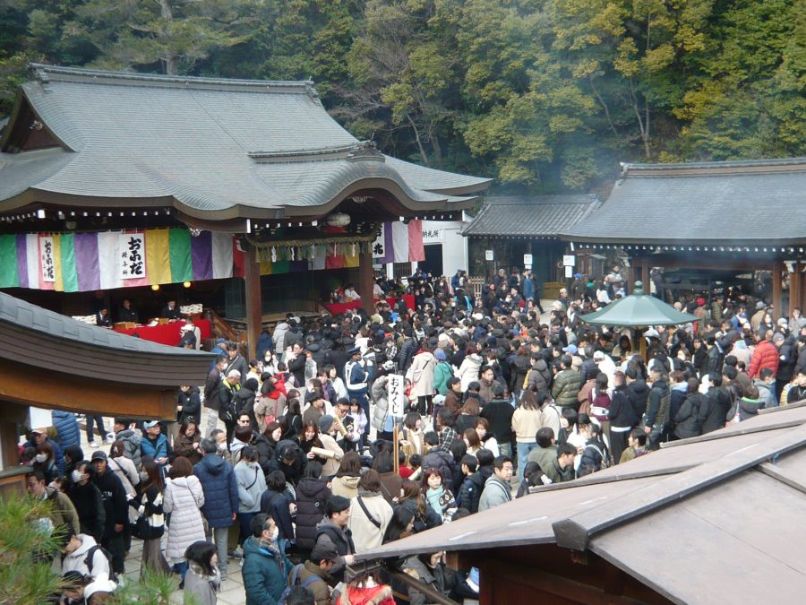 拝殿前の多くの方々