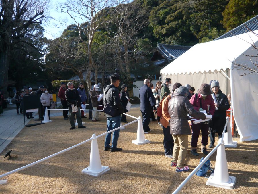 多くの方がお参りに