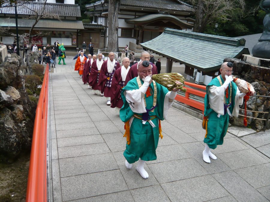 山伏の先導で上堂する僧侶方