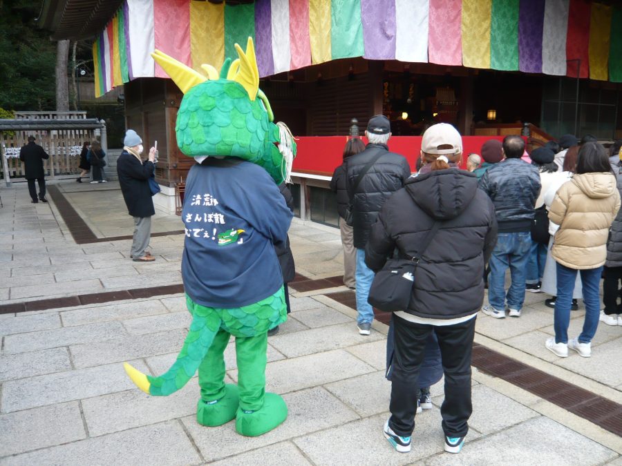 参道のキャラクター「さんぽリュウ」もお参りに