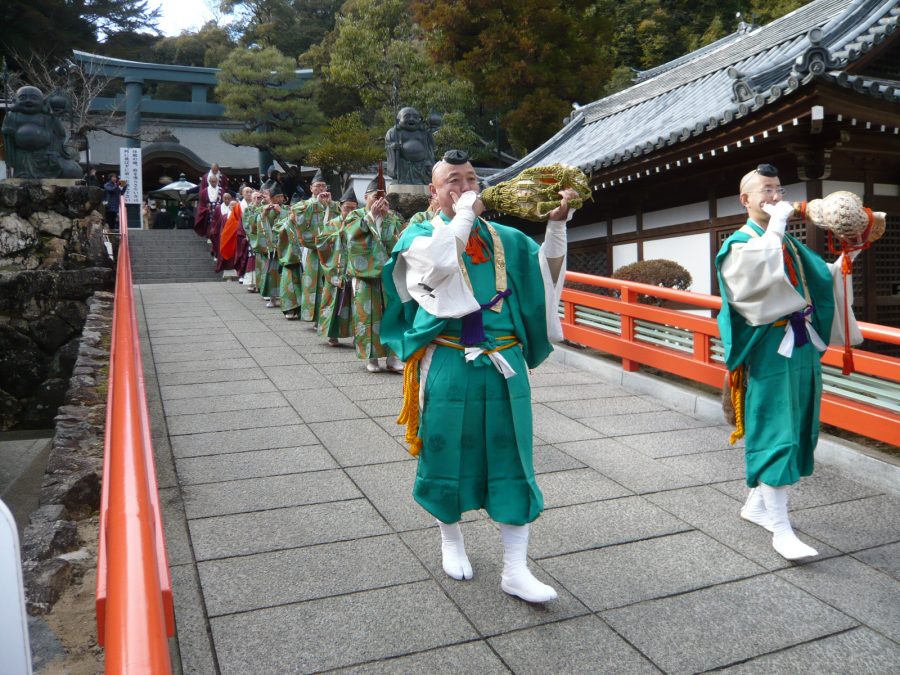 山伏、楽人の先導にて下堂する僧侶方