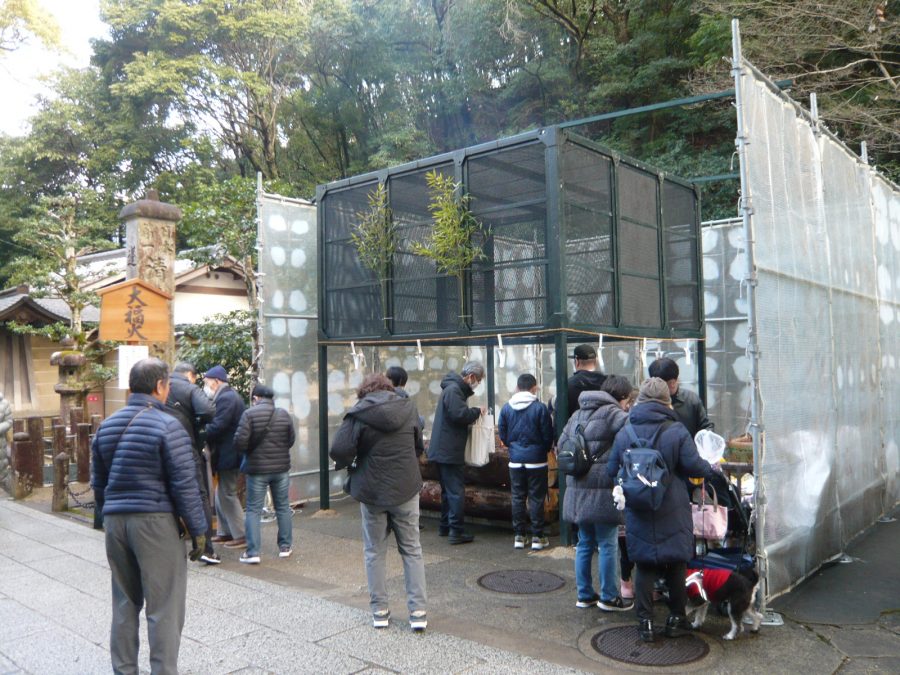 ３日、山門横での大福火