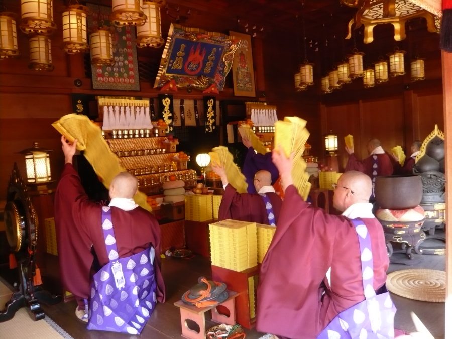 ３日、拝殿での１０時と１４時の大般若経転読法要