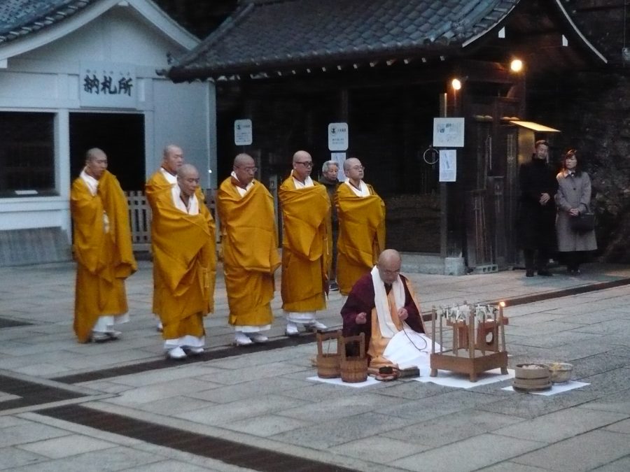 ３日、大般若経後の拝殿外での神供