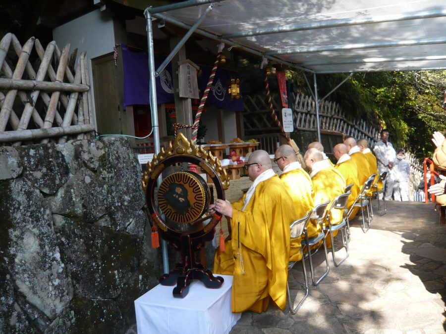 宝稲荷社にて法要