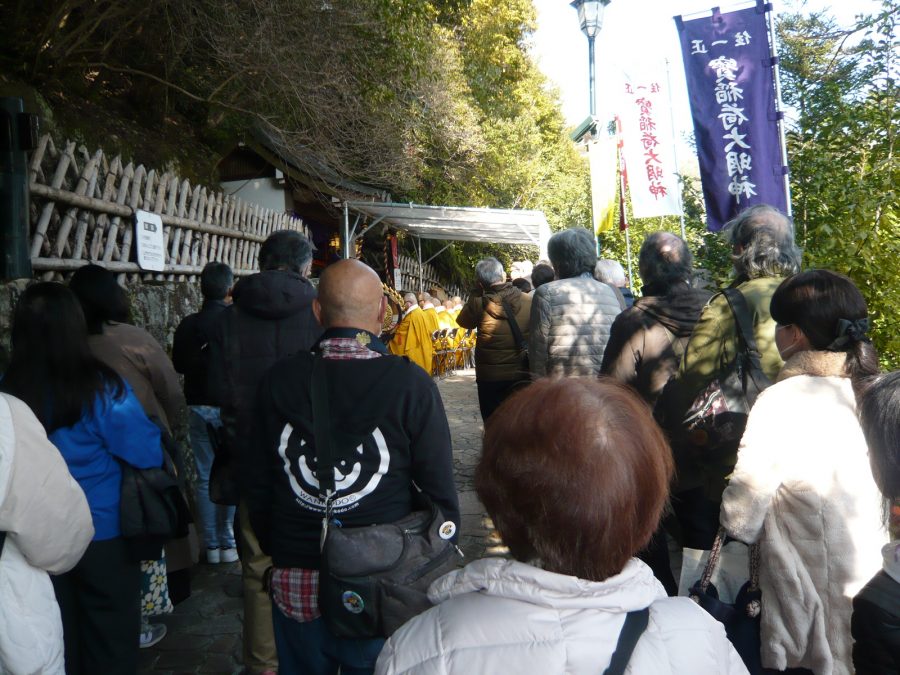 多くの方がお参りに