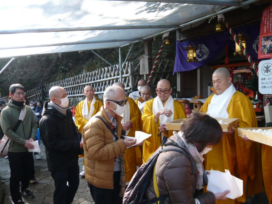 小法話後のお供物の授与