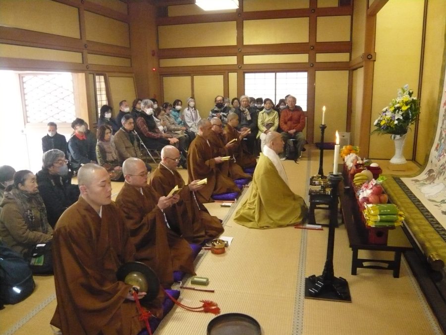 涅槃図前での読経