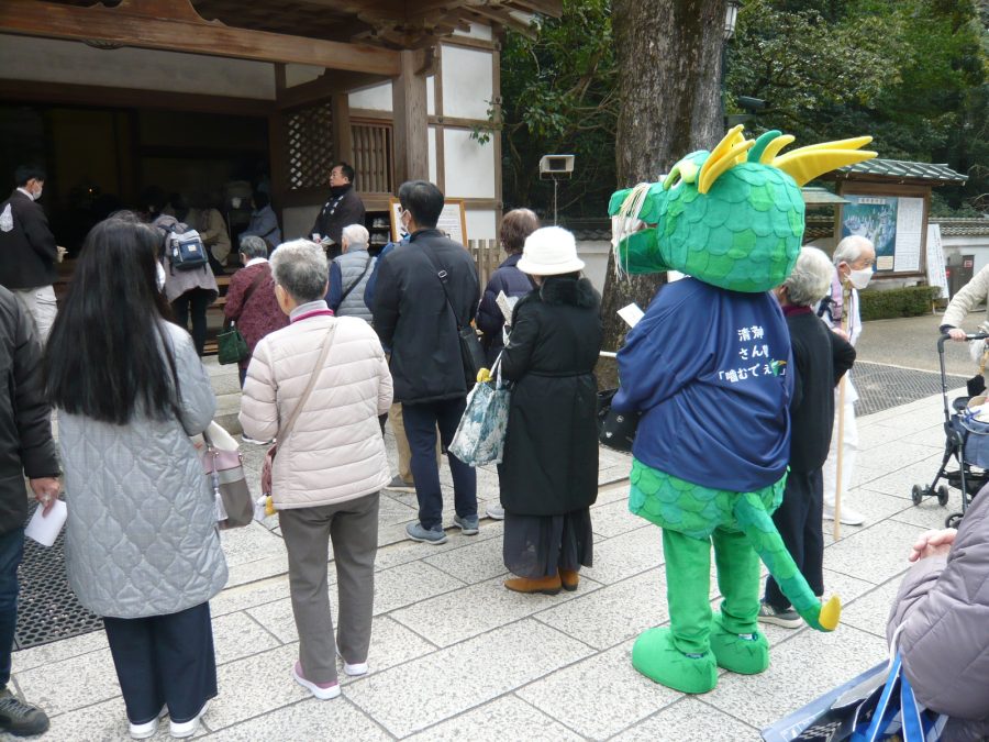 さんぽリュウもお参りに