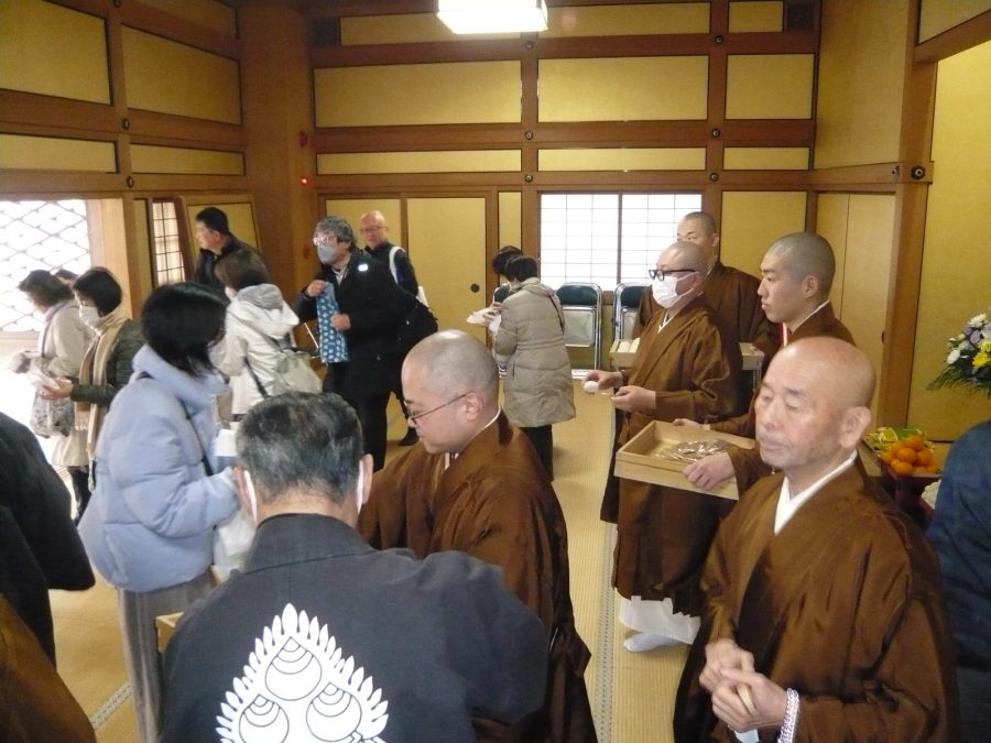 法話後のお供物の授与