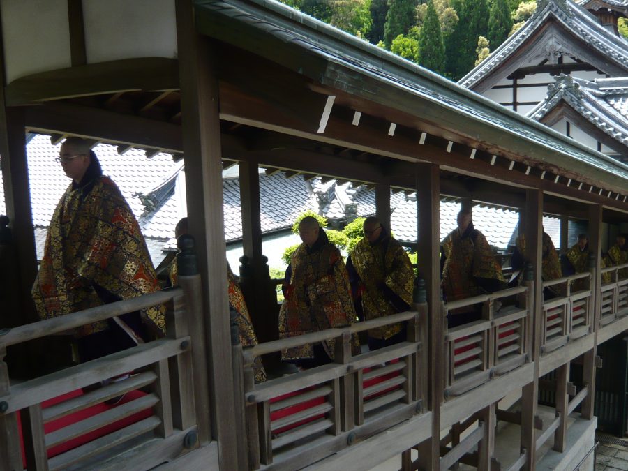 本堂への上堂