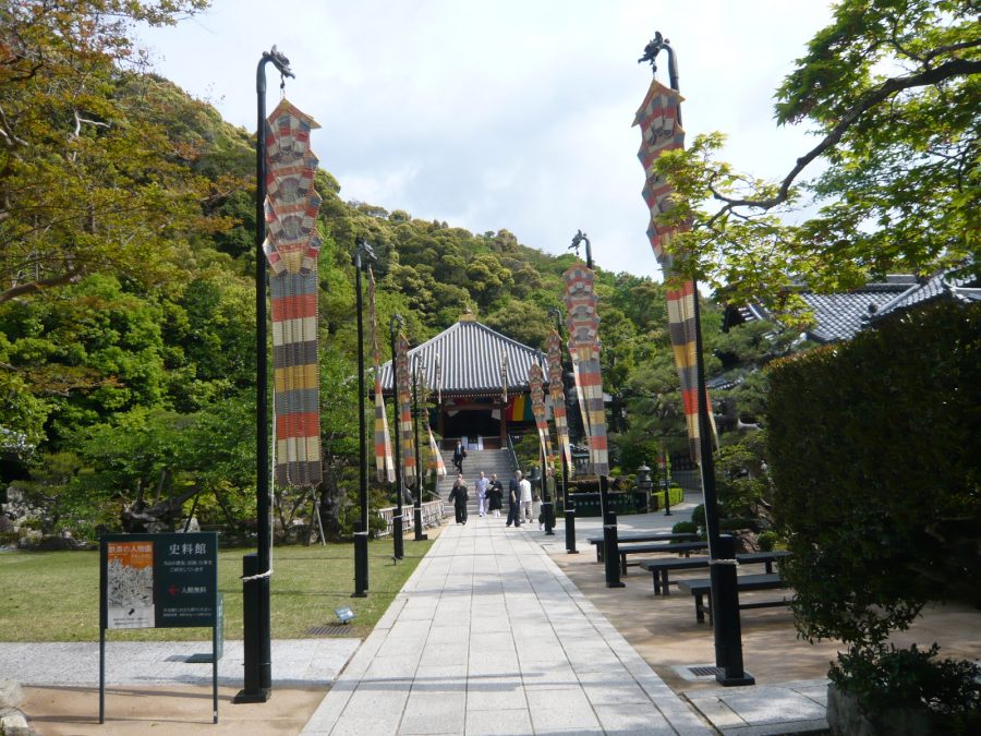 境内にはためく糸幡と庭幡