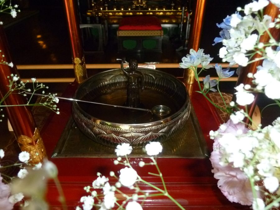 お釈迦様の花御堂