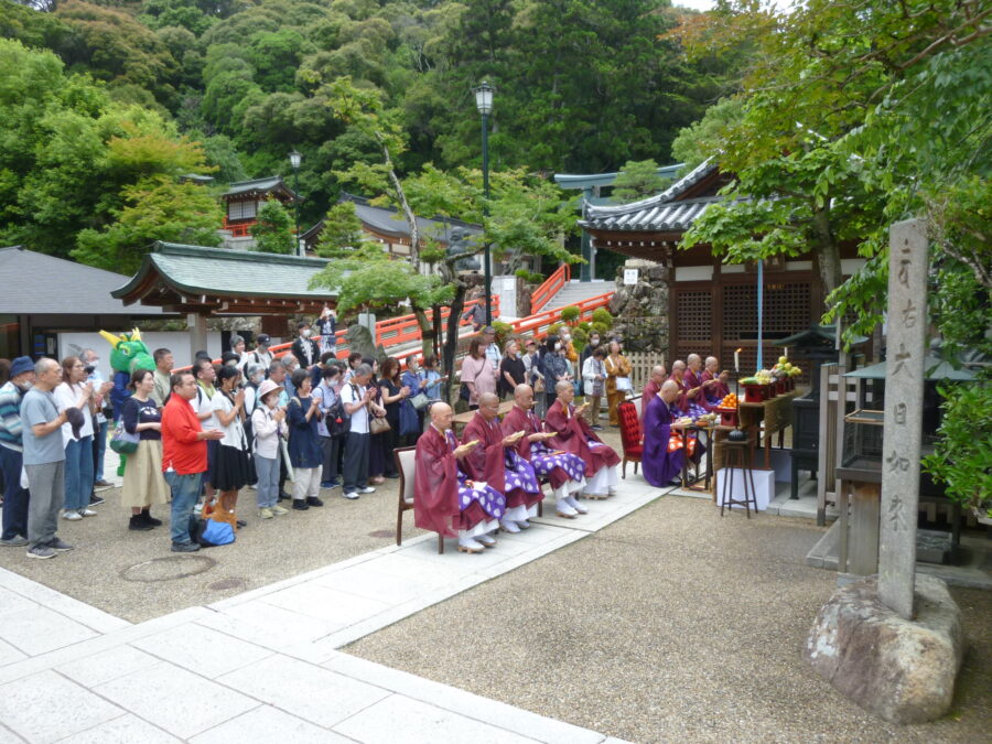 修行大師像前での法要