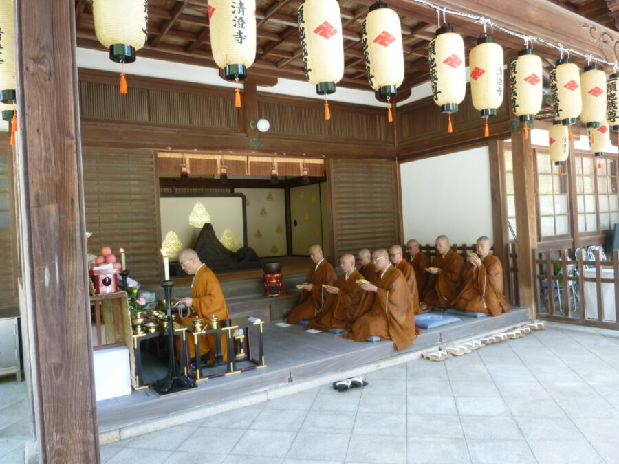 一願地蔵尊前での法要
