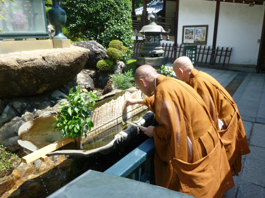 一願地蔵尊の水鉢へ塔婆供養