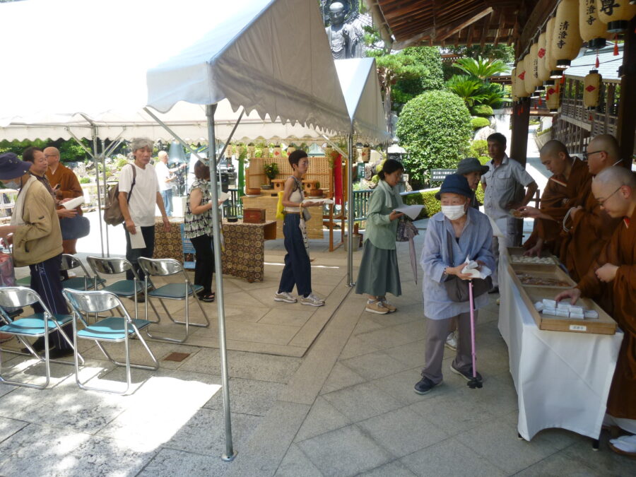 小法話後のお供物の授与 本堂での理趣三昧法要 本堂での理趣三昧法要 1 2 3 4 5